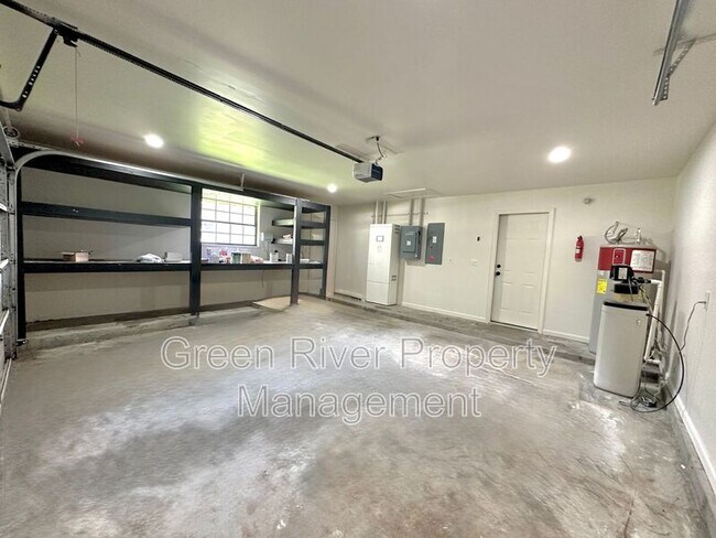 Building Photo - 3288 Deerfield Pointe Dr