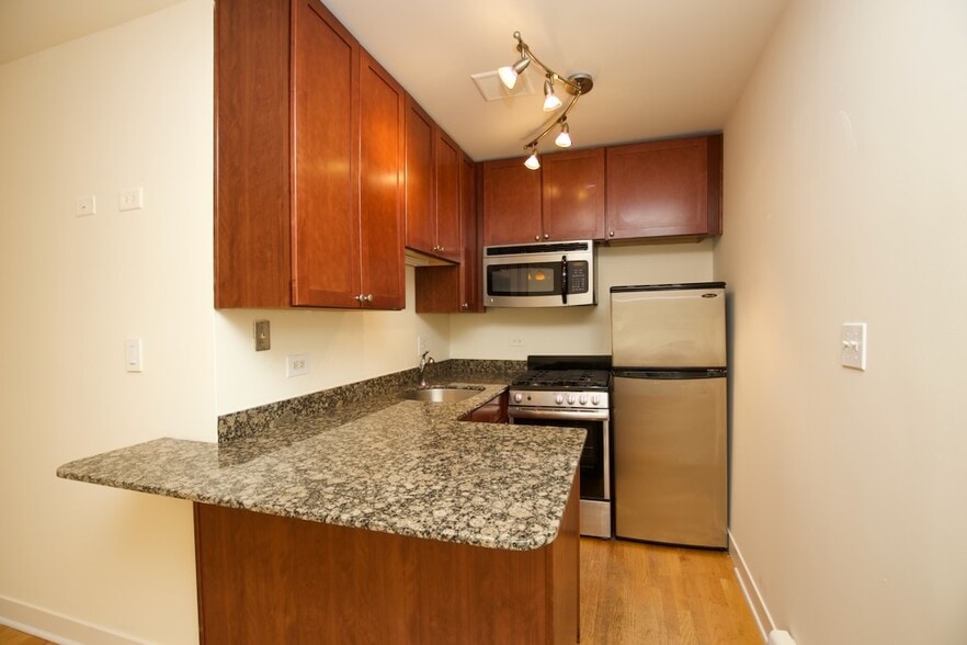 Building Photo - 630 W Wrightwood Ave