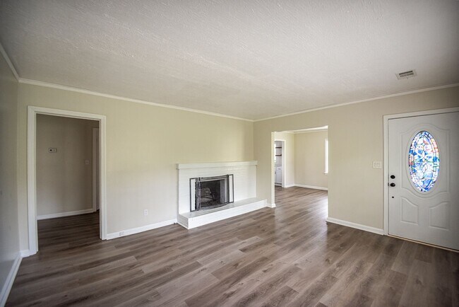 Building Photo - Beautiful home available today!
