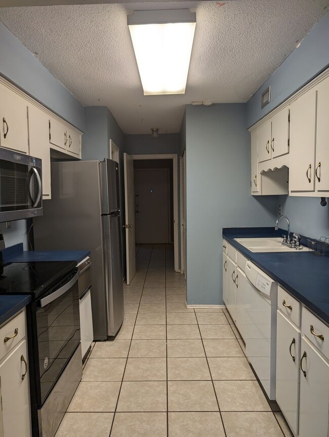 Building Photo - Townhouse 3/2.5 Fenced