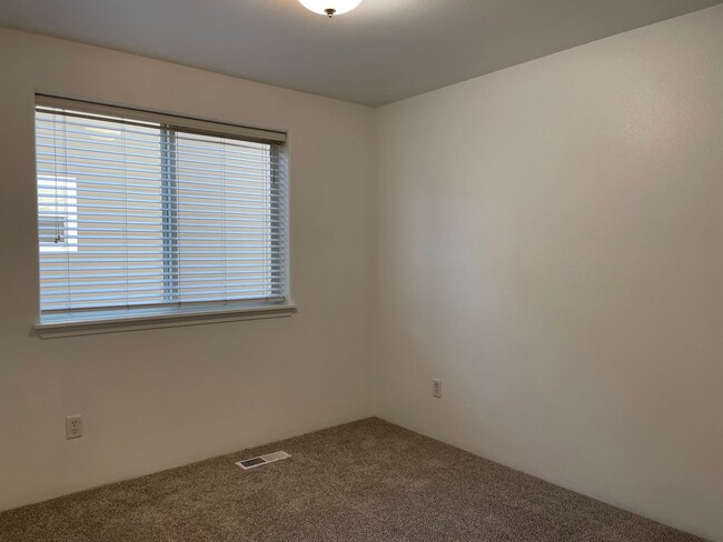 Building Photo - Nice 3 Bedroom 2 Bathroom Downstairs Apart...