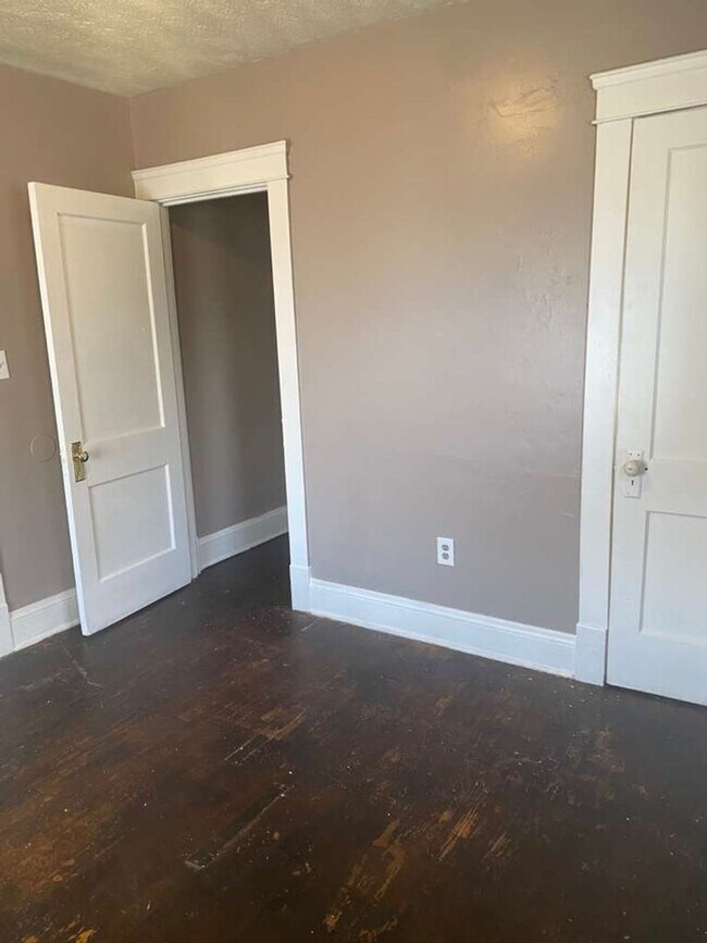 Building Photo - 10012 Manor Ave