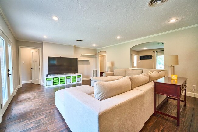 Building Photo - 5506 Dumfries Dr