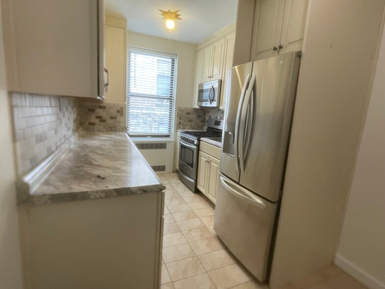 Building Photo - 210 Martine Ave