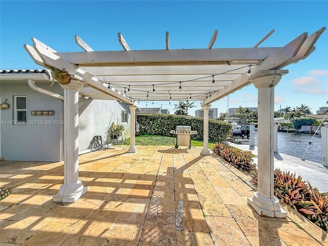 Building Photo - 2770 NE 8th Ct