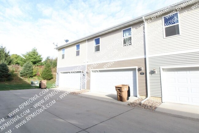Building Photo - 633 Newport Pl