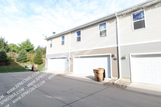 Building Photo - OVER 2000+ SQ FT!!! 3 Bedroom, 2.5 Bath To...