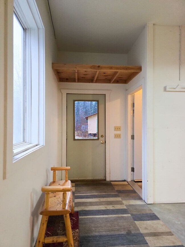 Building Photo - 3BR/3BA Home on 1.9 Acres – Garage & Pet F...