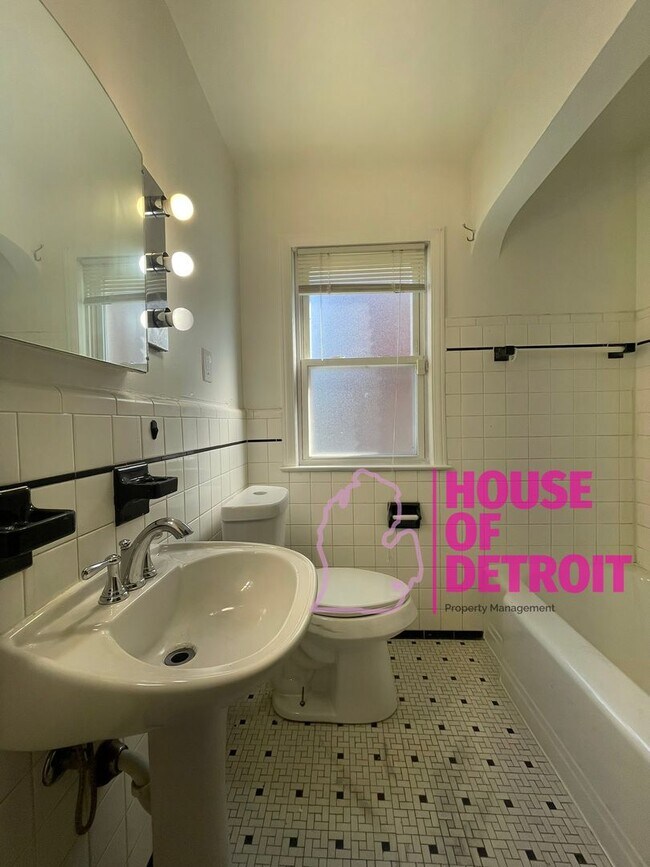 Building Photo - Summer Special~ 3 BEDROOM 1 BATH BUNGALOW ...