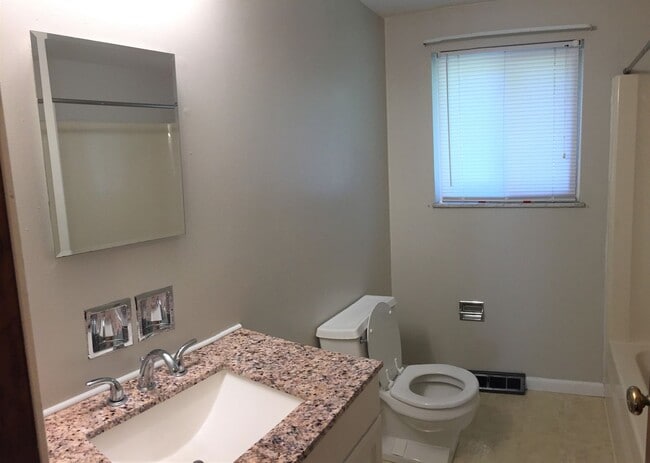 Building Photo - 2 Bedroom Shaler Townhouse with Garage