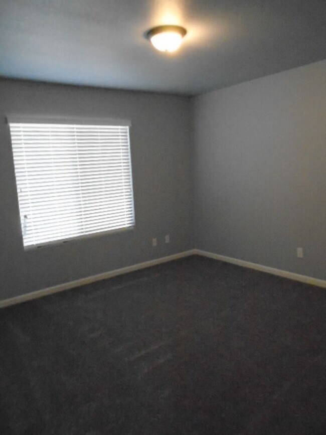 Building Photo - BEAUTIFUL WHITNEY OAKS HOME WITH 3+ BEDROOMS, 3 FULL BATHS, & 2 CAR GARAGE!