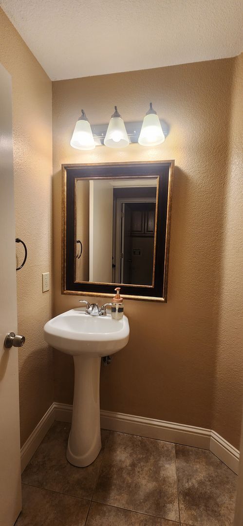 Building Photo - Wonderful 3 Bedroom 2.5 Bathroom Home in E...
