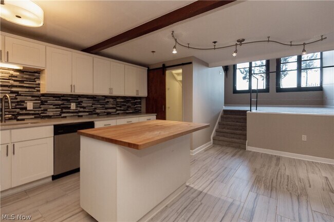 Building Photo - 1133 W 9th St