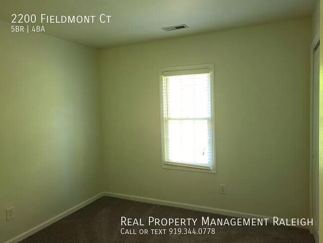 Building Photo - Room in House on Fieldmont Ct