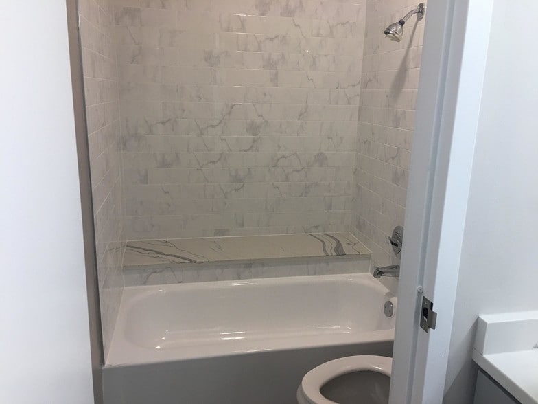 Master Bath View 3 - 200 N Dearborn St
