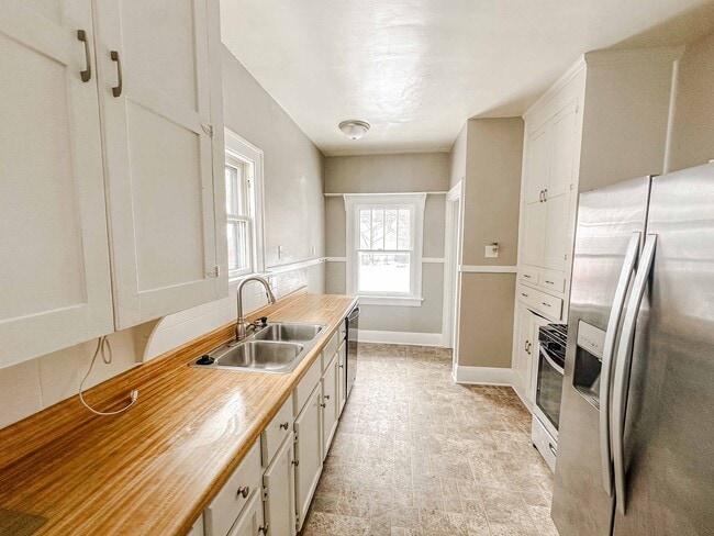 Building Photo - Move In Ready Gem on Lowe Rd. - West End