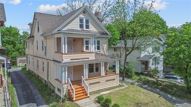 Building Photo - 944 Bellevue Ave