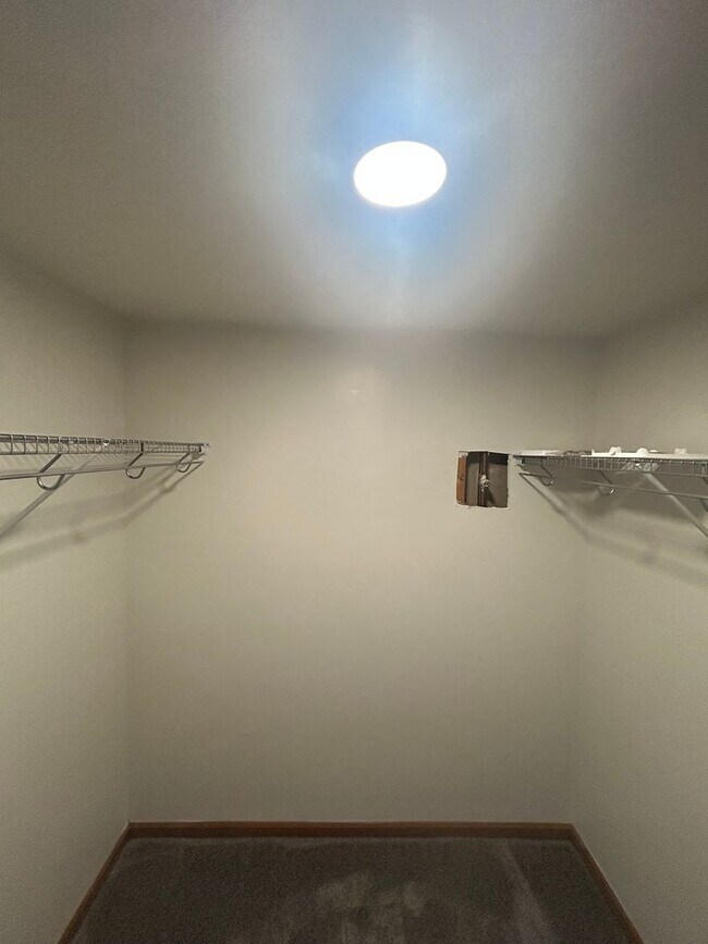 Building Photo - 2 bedroom, 1 bath apartment with large sha...