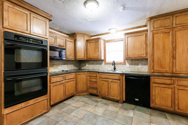 Building Photo - Updated 4 bedroom close to LCU and Tech