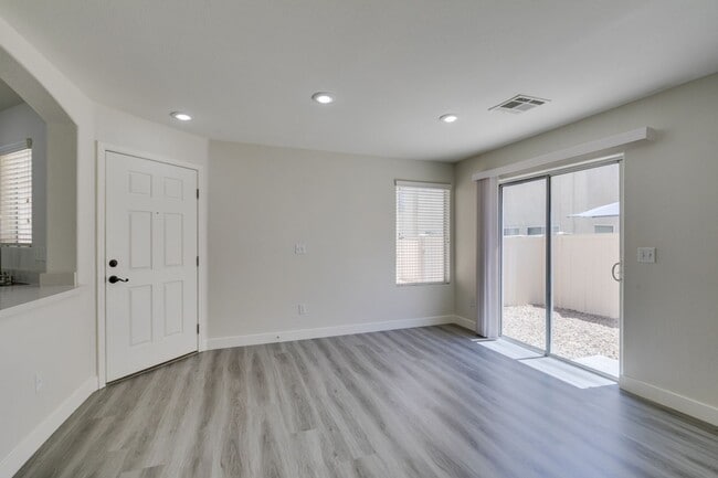 Building Photo - NEWLY UPDATED 4 BEDROOM HOME IN THE SOUTHWEST