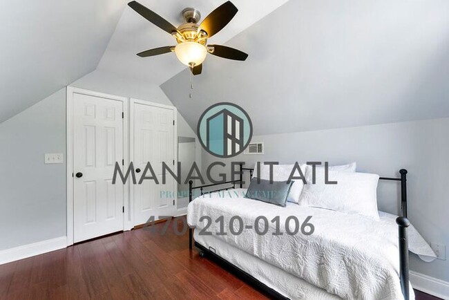 Building Photo - Cozy 3 bedroom house located one block from the Beltline!