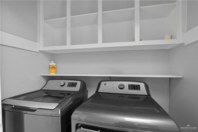 Building Photo - 21 E Moore Rd