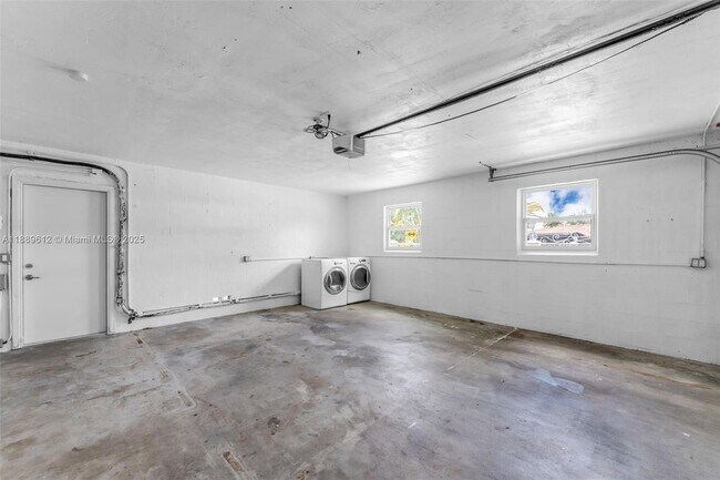Building Photo - 4400 SW 89th Ave
