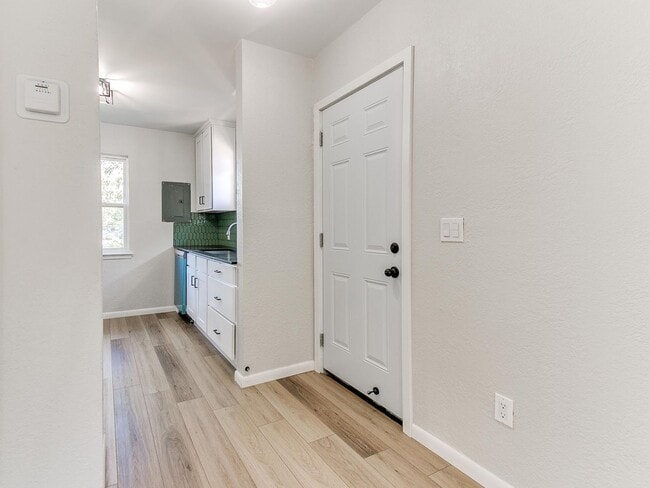 Building Photo - Newly Remodeled 2 Bed, 1 Bath Apt in Near The Paseo *MOVE IN SPECIAL!!