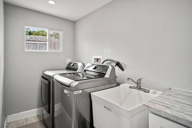 Building Photo - 4 Bed | 2.5 Bath Home in Spring Valley with Detached Office Suite!
