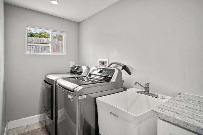 Building Photo - 4 Bedroom Spring Valley Home