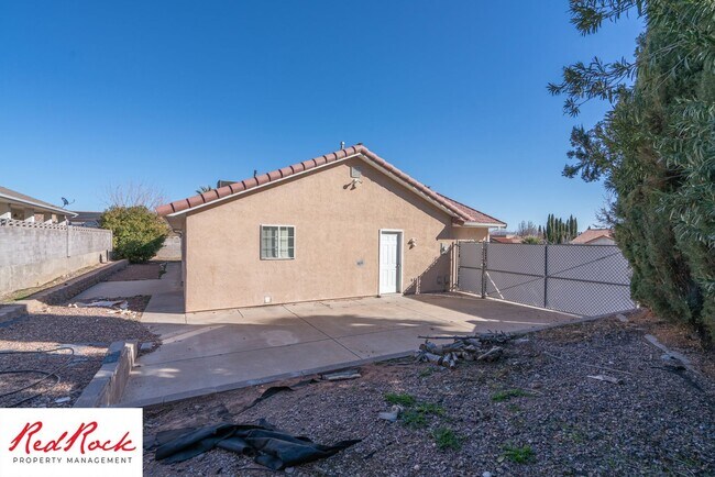 Building Photo - Pet Friendly - 4 Bed 2 Bath for rent in St. George