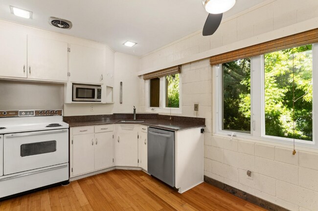 Building Photo - 3145 Sheridan St