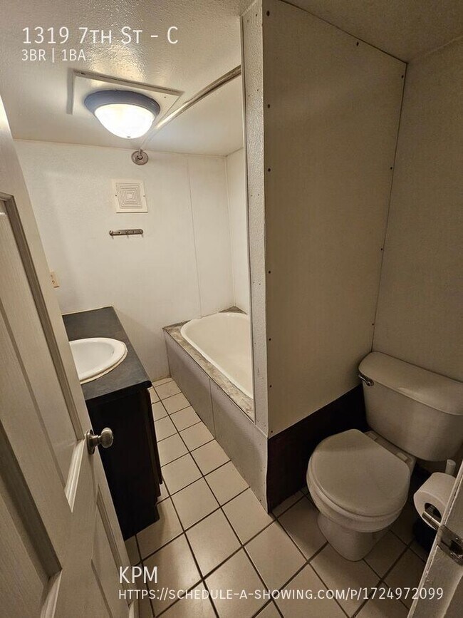 Building Photo - 1319 7th St