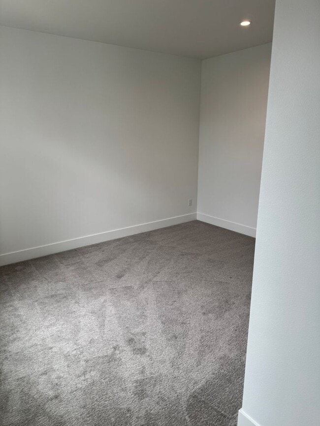 Building Photo - Brand New Modern Home!