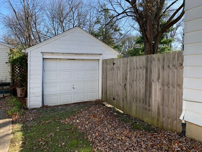 Building Photo - 4-Bed Single Family Home Available Now