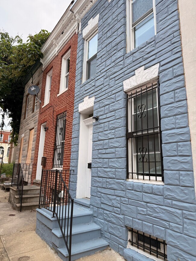 Building Photo - 1737 N Dallas St