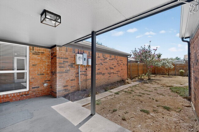 Building Photo - 215 Aspenway Dr