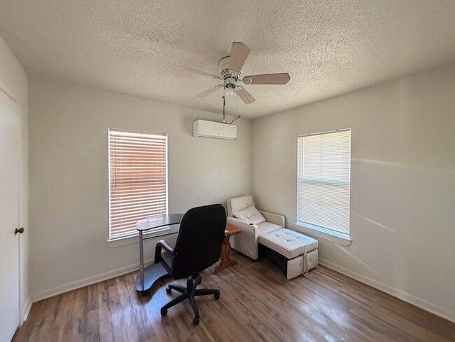 Building Photo - 1104 N Carrizo St