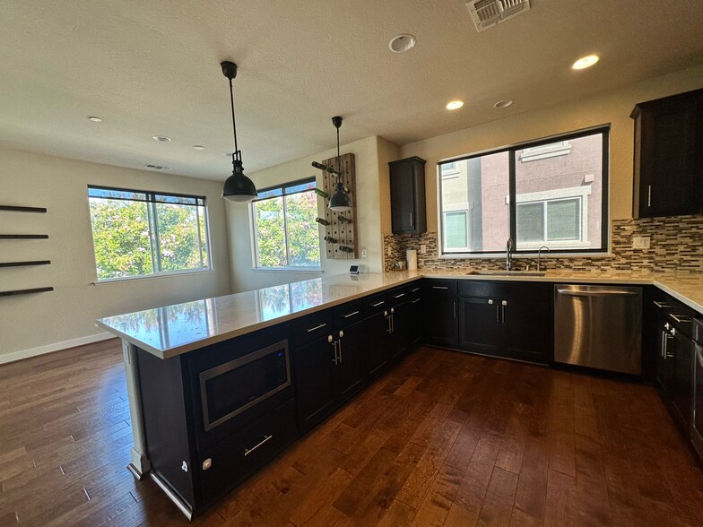 Building Photo - 6673 Tralee Village Dr