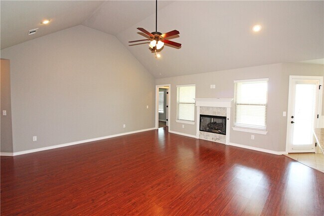 Building Photo - 902 SW Caprington St