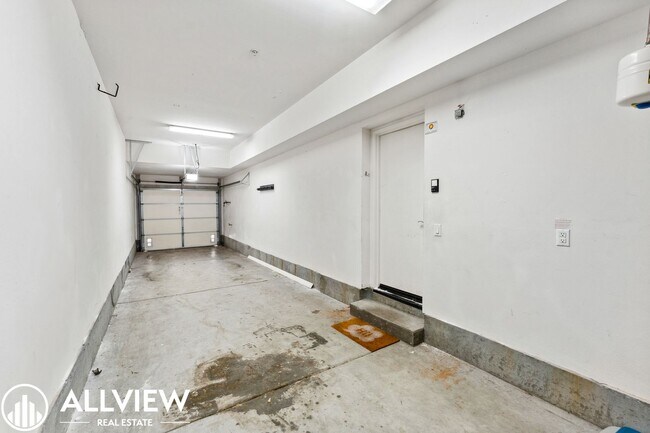 Building Photo - Modern 2 Bed, 2.5 Bath Townhome Available in Aliso Viejo!