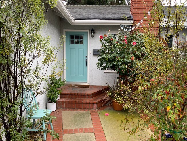 Building Photo - Spacious 3BD Home with Large Backyard, Quartz Counters & 2-Car Garage