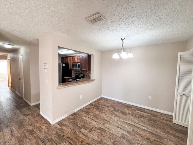 Building Photo - Windsor Park #1118 - On several bus routes to UF