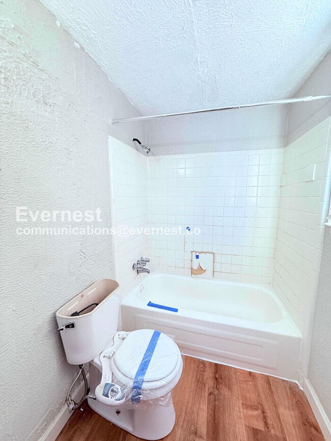 Building Photo - 4 Bed/1 Bath Home with Off-Street Parking / Pet-Friendly / Vouchers Accepted / Available Now!