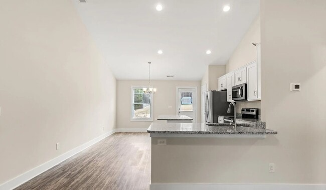 Building Photo - 2026 Lakeside Ln