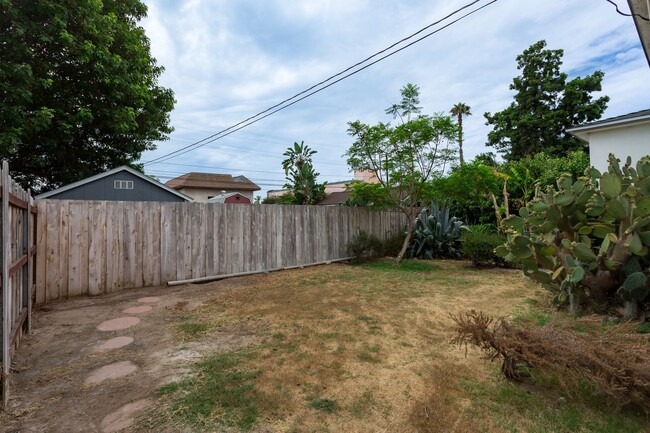 Building Photo - Charming Vintage Home in College East