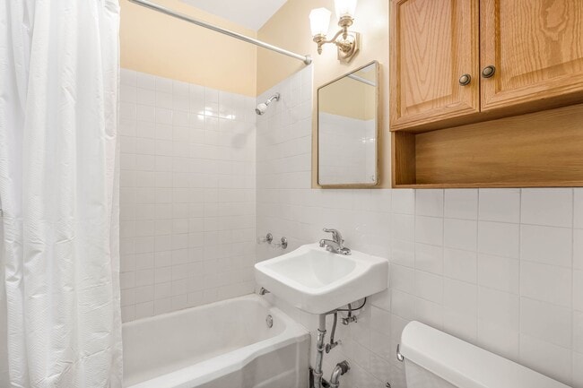 Building Photo - 222 W 71st St