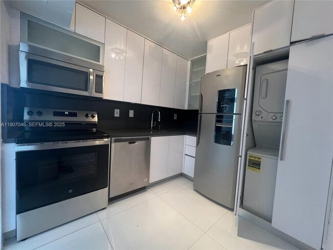 Building Photo - 3731 N Country Club Dr