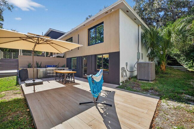 Building Photo - 511 S Riverhills Dr