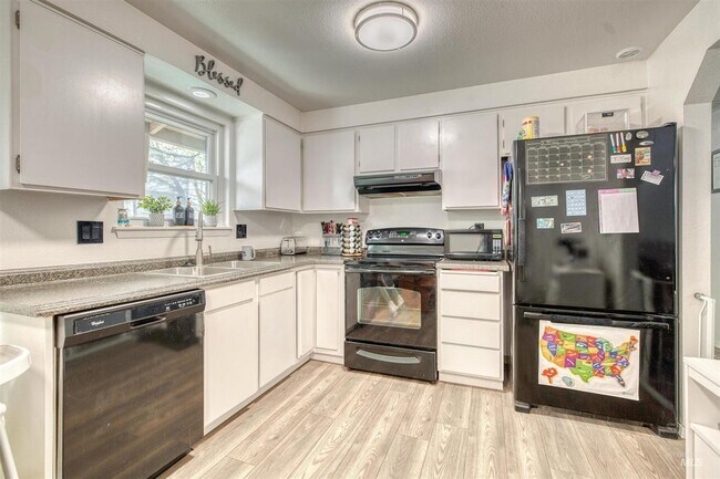 Building Photo - Cozy Single-Level Home in Quiet Neighborhood